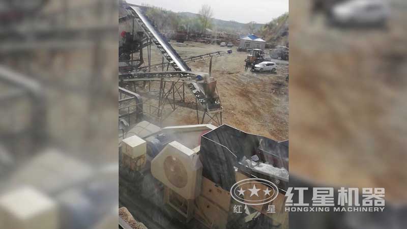 青石移動破碎站現(xiàn)場，出料均勻，運行平穩(wěn)