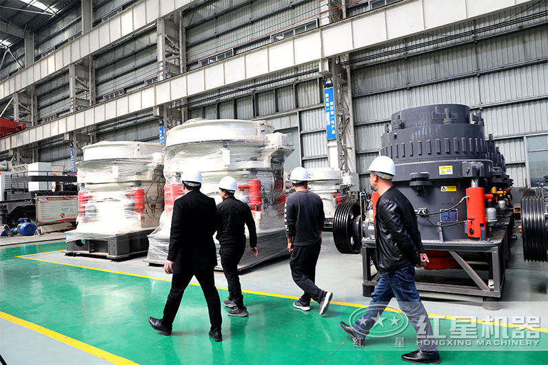 客戶(hù)參觀液壓圓錐破碎機(jī)廠房