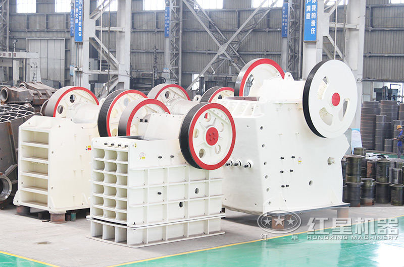 PE1200\*1500顎破機(jī)敢碎硬石，從容面對鐵礦石粗碎，出料更均勻 