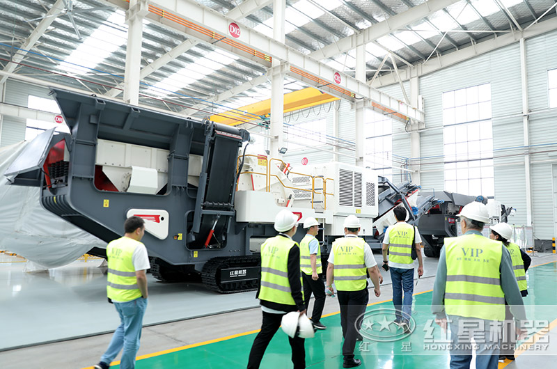 客戶來廠選購移動(dòng)破碎站