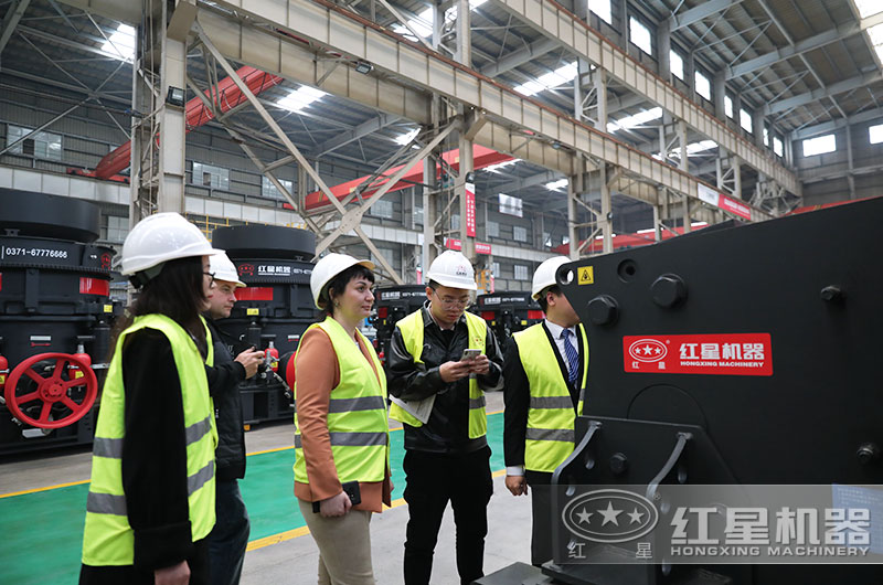 客戶來廠考察鄂破機設備