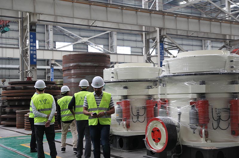 客戶來廠考察圓錐破碎機設備 客戶來廠考察圓錐破碎機設備