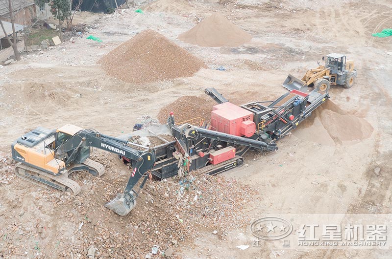 移動(dòng)破碎站建筑垃圾破碎現(xiàn)場