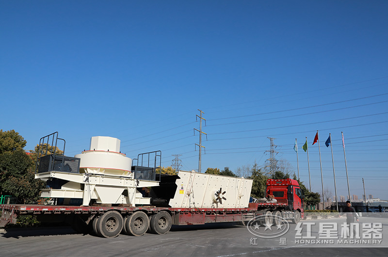 成套石子生產(chǎn)設(shè)備裝車發(fā)貨中 成套石子生產(chǎn)設(shè)備裝車發(fā)貨中