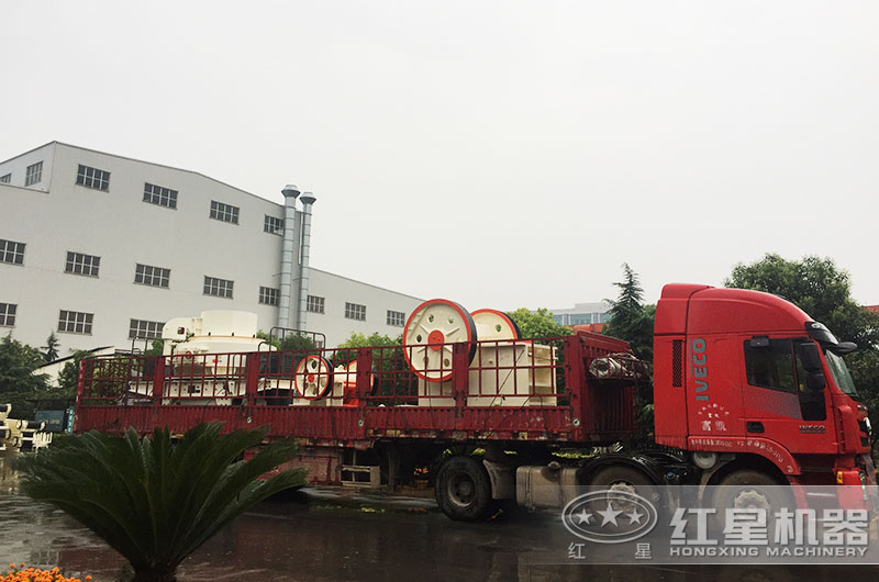 整套750碎石生產(chǎn)線(xiàn)設(shè)備裝車(chē)發(fā)貨中