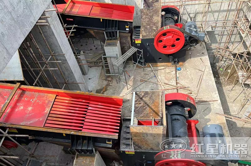 鄂式破碎機(jī)破碎現(xiàn)場(chǎng)