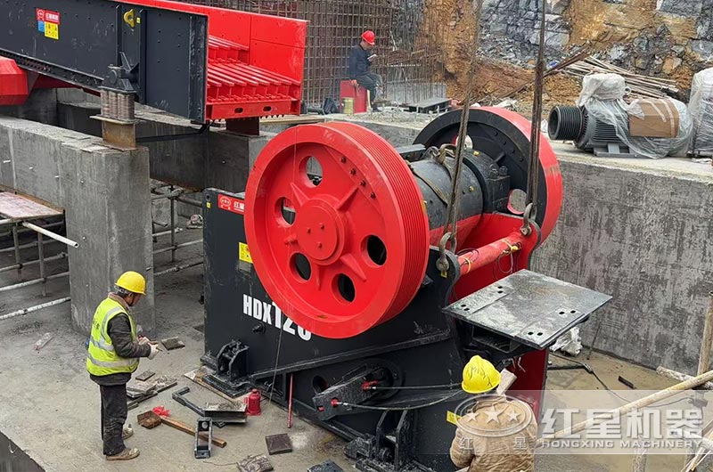 鄂式破碎機(jī)安裝現(xiàn)場(chǎng) 鄂式破碎機(jī)安裝現(xiàn)場(chǎng)